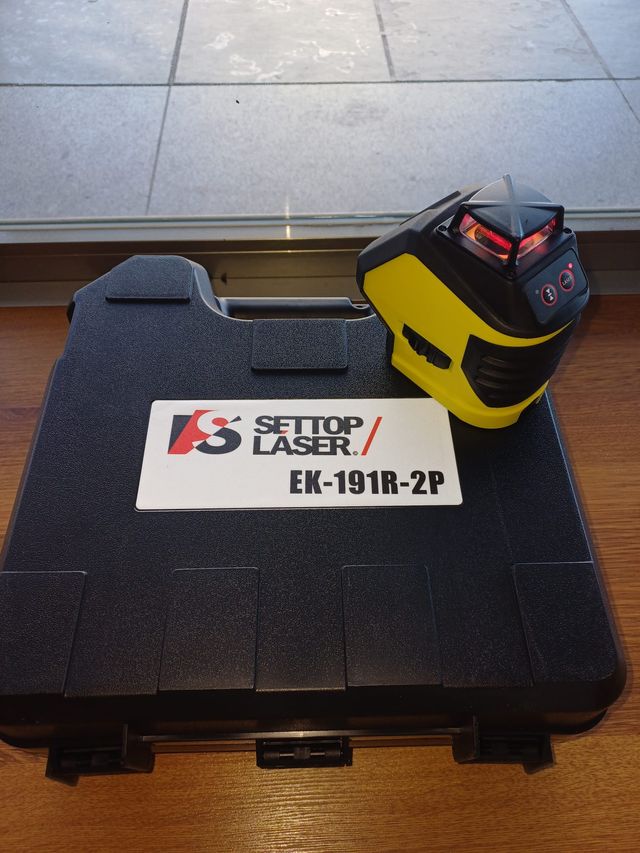 NIVEL LASER DE LINEAS - VERT/HORIZ - ROJO - NUEVO