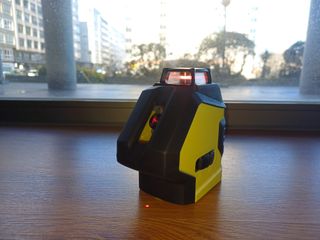 NIVEL LASER DE LINEAS - VERT/HORIZ - ROJO - NUEVO