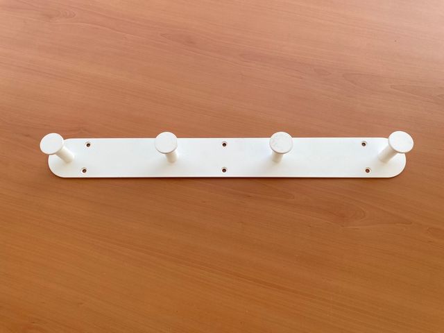 Perchero blanco pared