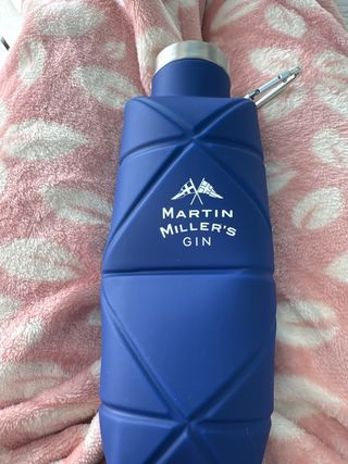 Altavoz y botella Martin miller’s gin
