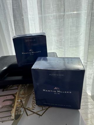 Altavoz y botella Martin miller’s gin