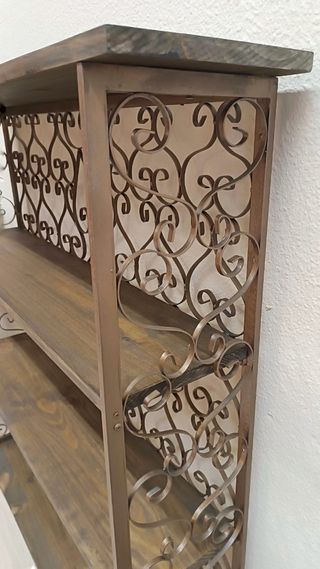 Estantería de forja y madera