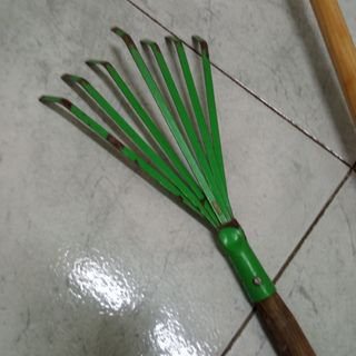pequeño  rastrillo palo madera