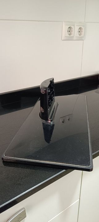 Peana para televisores OKI 40 pulgadas