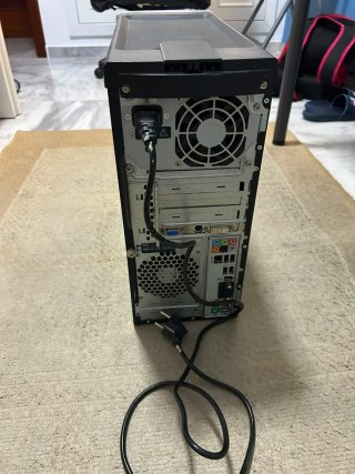 Ordenador sobremesa, teclado y raton