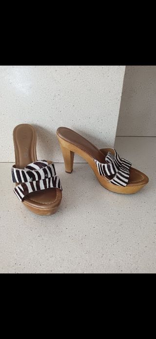 Sandalias UNISA de piel. 