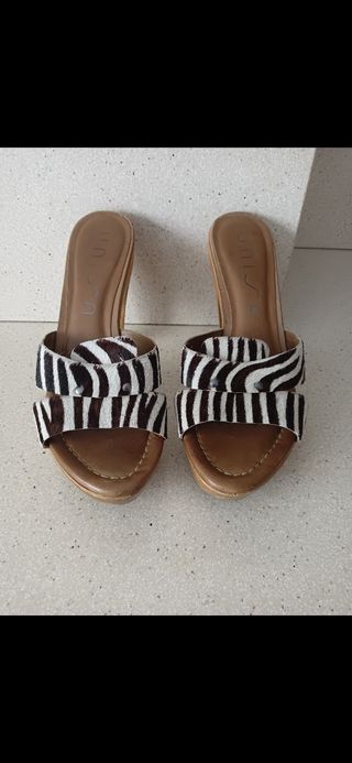 Sandalias UNISA de piel. 