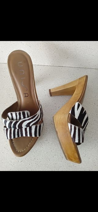 Sandalias UNISA de piel. 