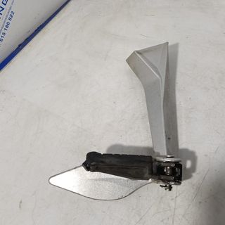 Estribera de pasajero lado derecho KTM 390 Duke 