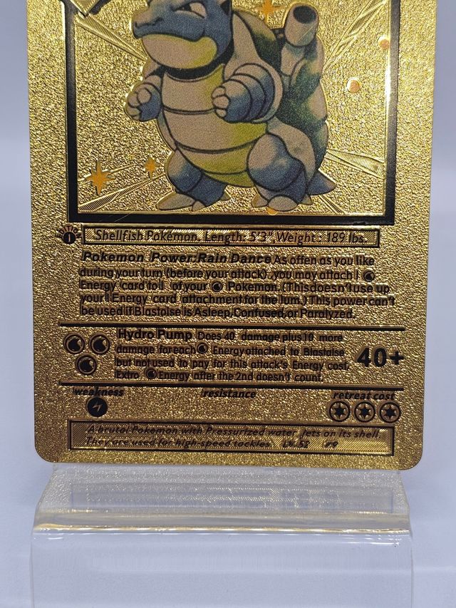 Carta pokemon metálica