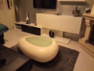 Mesa de apoio com design e luz embutida