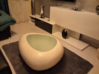 Mesa de apoio com design e luz embutida