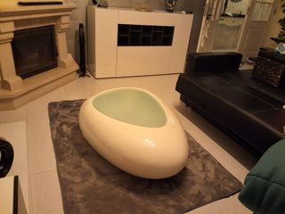 Mesa de apoio com design e luz embutida