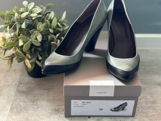 Zapatos salon negros y gris verdoso