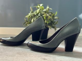 Zapatos salon negros y gris verdoso