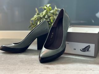 Zapatos salon negros y gris verdoso