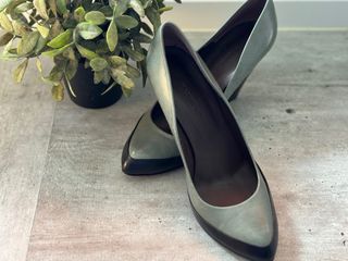 Zapatos salon negros y gris verdoso