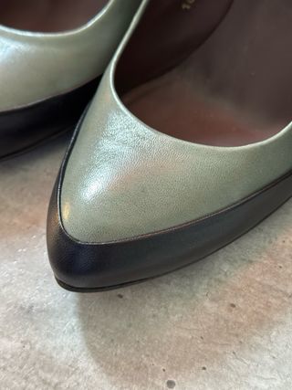 Zapatos salon negros y gris verdoso