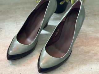 Zapatos salon negros y gris verdoso