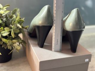 Zapatos salon negros y gris verdoso