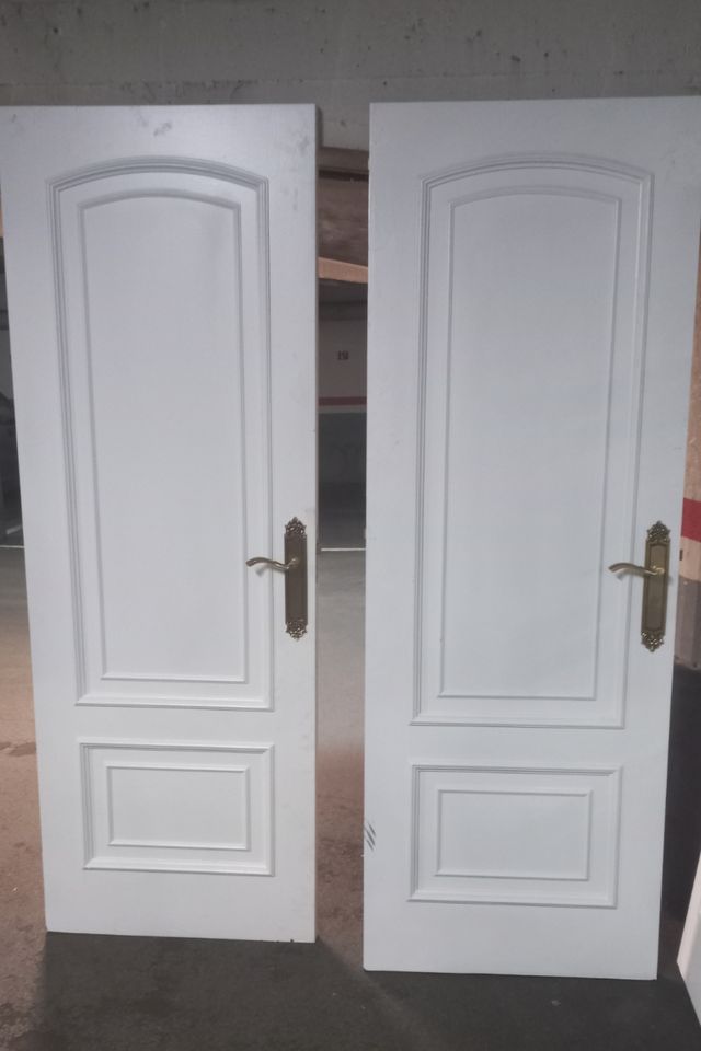 6 puertas de madera blancas.