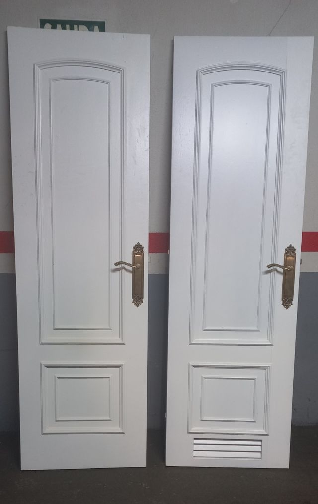 6 puertas de madera blancas.