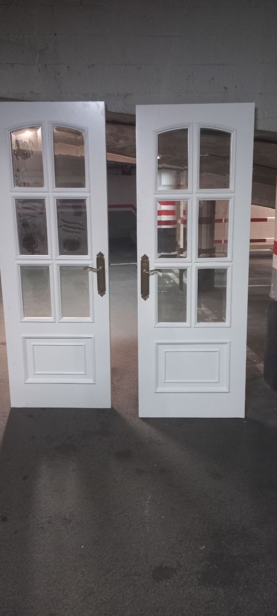 6 puertas de madera blancas.