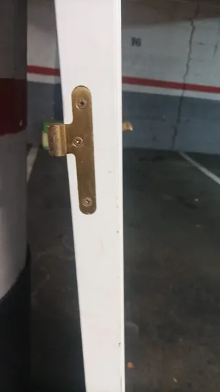 6 puertas de madera blancas.