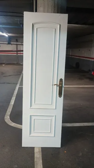 6 puertas de madera blancas.