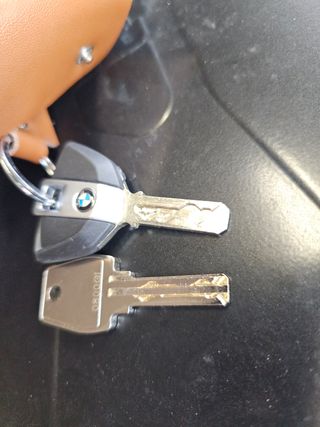 Abre tu baúl Givi con llave BMW