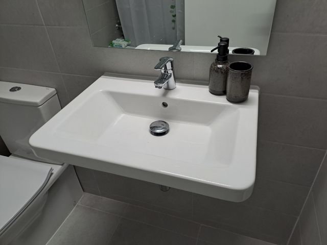 Lavabo Roca sin mueble con grifo