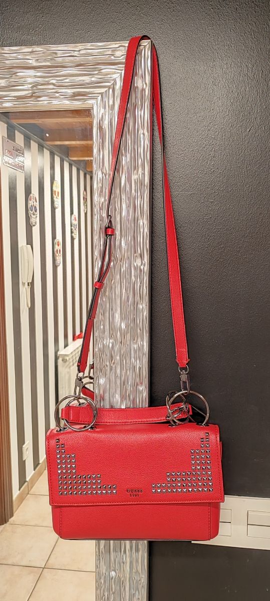 Bolso guess rojo tachuelas