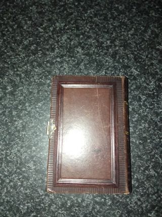 Libro pequeño antiguo