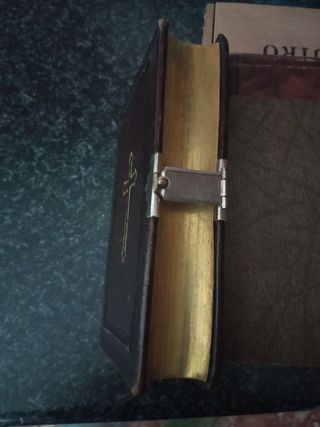Libro pequeño antiguo