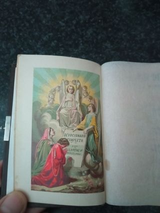 Libro pequeño antiguo