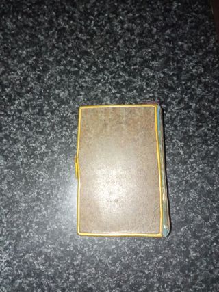 Libro pequeño antiguo