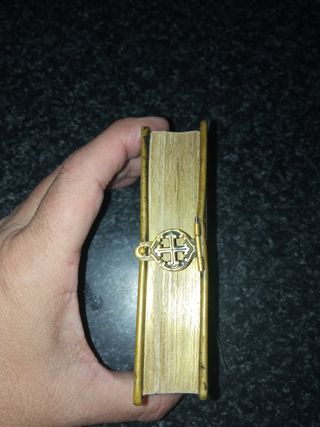 Libro pequeño antiguo