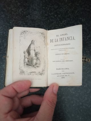 Libro pequeño antiguo
