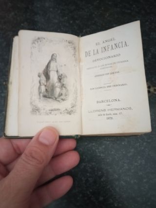 Libro pequeño antiguo