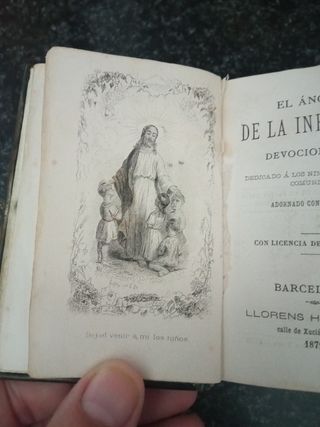 Libro pequeño antiguo