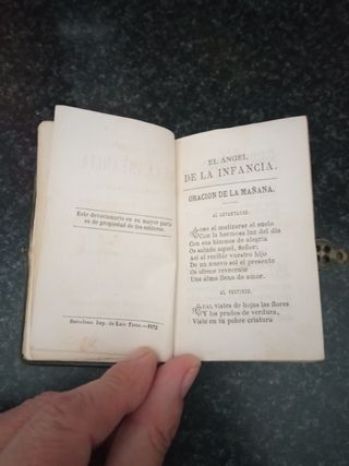 Libro pequeño antiguo