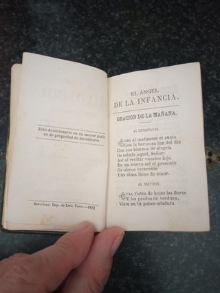 Libro pequeño antiguo