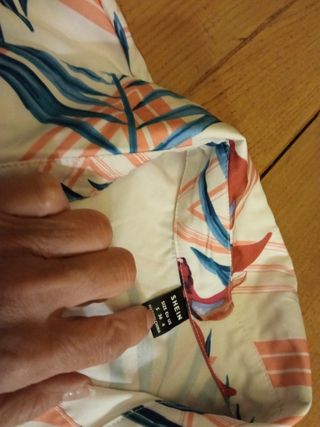 Camisa de flores tipo hawaiano
