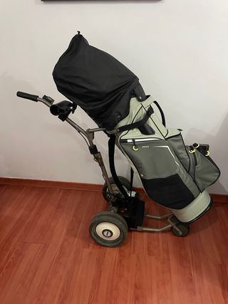 Carro Electrico con Bolsa de golf y Palos de Golf