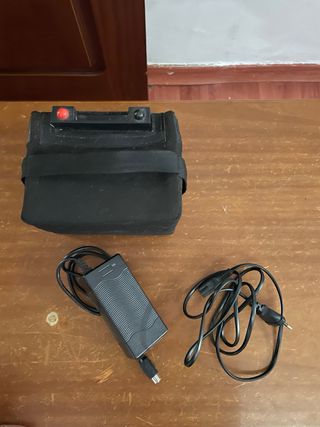 Carro Electrico con Bolsa de golf y Palos de Golf
