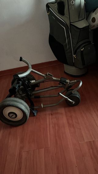 Carro Electrico con Bolsa de golf y Palos de Golf