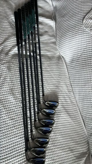 Carro Electrico con Bolsa de golf y Palos de Golf