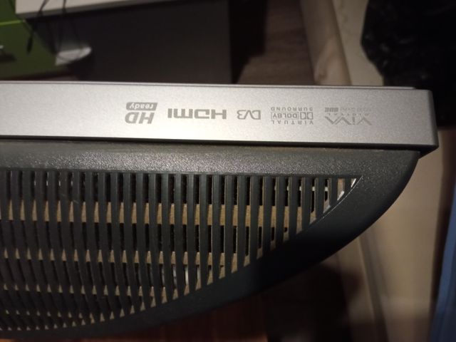 TV Sony Bravia 32 y soporte para colgar en la par