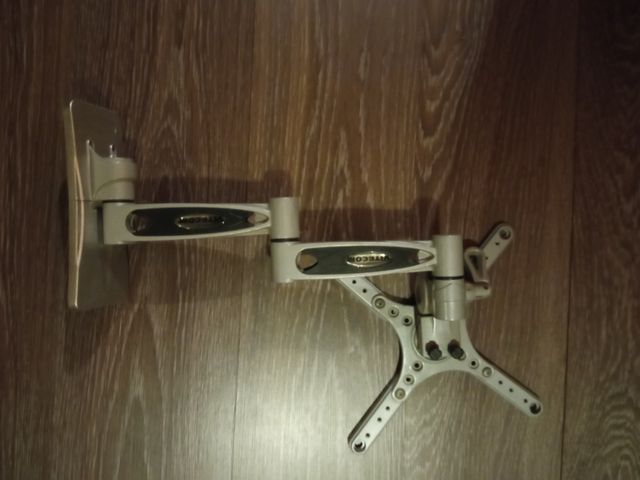 TV Sony Bravia 32 y soporte para colgar en la par