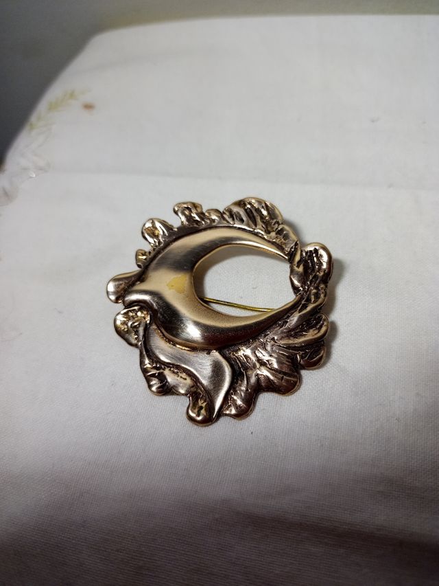Broche de metal dorado.Vintage